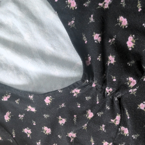 Ivy and Main V-Neck T-Shirt Large - Picture 2 of 3